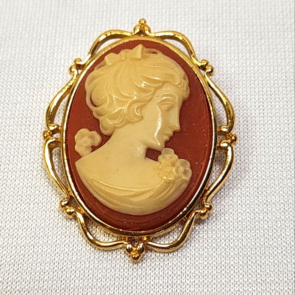 Crown Trifari Cameo Pendant or Brooch - Picture 1 of 8
